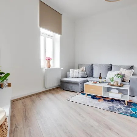 Modern, Bright And Spacious *