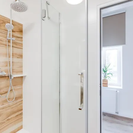 Modern, Bright And Spacious *