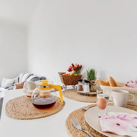 Modern, Bright And Spacious Apartamento