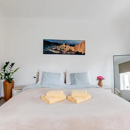 Modern, Bright And Spacious Apartmán