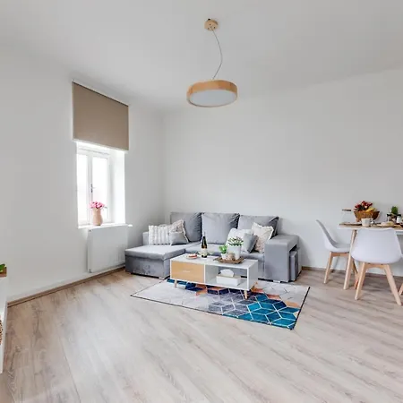 Modern, Bright And Spacious Apartamento