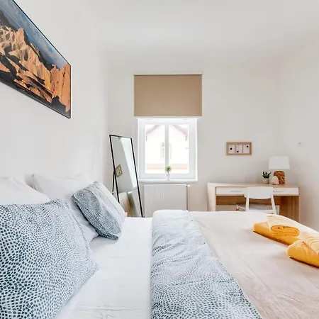 Modern, Bright And Spacious Praha
