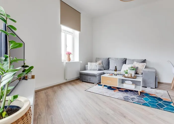 Modern, Bright And Spacious *