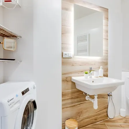 Modern, Bright And Spacious *