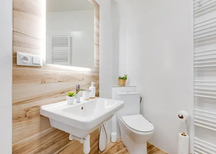 Modern, Bright And Spacious Lejlighed *